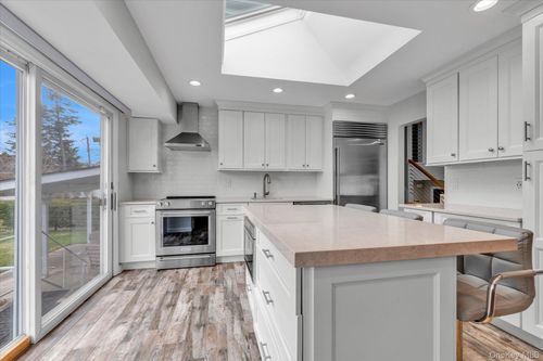 904 Park Ln, Valley Stream, NY, 11581-2713 | Card Image