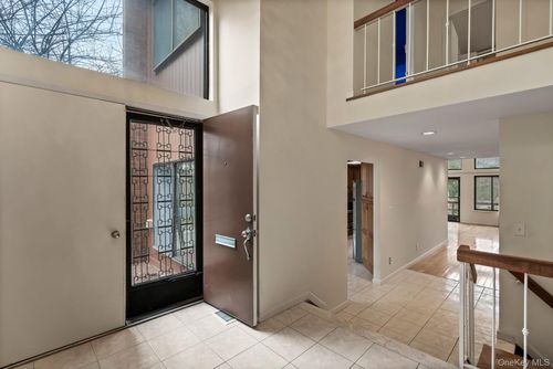 2 Cricket Club Dr, Roslyn, NY, 11576-2910 | Card Image