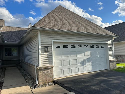 61015 Evergreen Ct, South Lyon, MI, 48178-1735 | Card Image