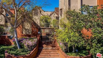 104 - S Lucerne Boulevard, Condo with 2 bedrooms, 2 bathrooms and 2 parking in Los Angeles CA | Image 2