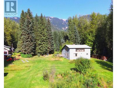 8613 Highway 16 E, House other with 5 bedrooms, 3 bathrooms and null parking in Dunster BC | Image 1