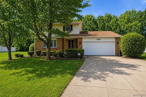 6888 Joanne Cir N, Niagara Falls, NY, 14304-1361 | Card Image