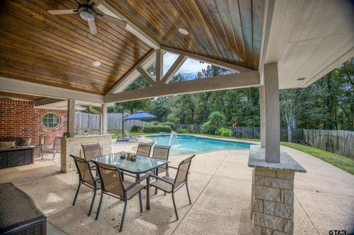 402 Shadow Wood Dr, Palestine, TX, 75801-4347 | Card Image