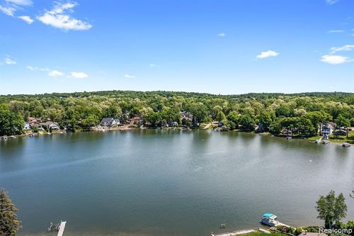 9495 Garforth Dr, White Lake, MI, 48386-3230 | Card Image