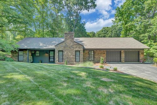 5027 Hunting Hills Dr, Roanoke, VA, 24018-8632 | Card Image