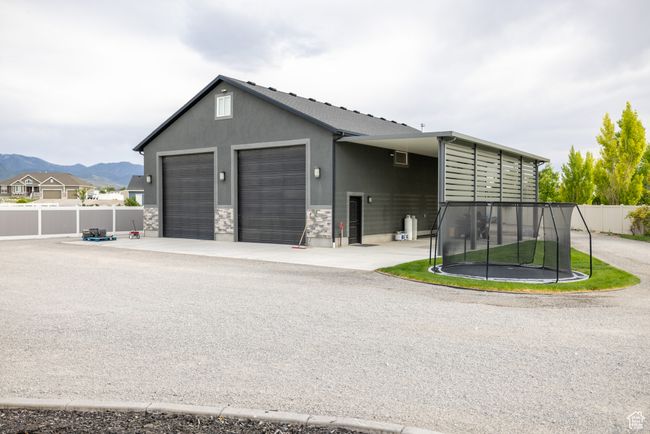 Garage with a trampoline and a mountain view | Image 79