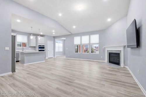 55638 Oak Pointe Dr, Shelby Twp, MI, 48315-6706 | Card Image