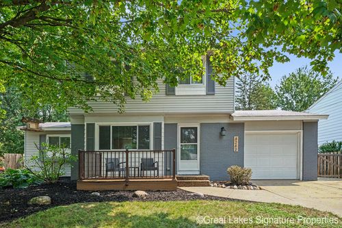 8282 Courtland Dr, Rockford, MI, 49341-9401 | Card Image