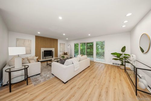 6850 White Pine Dr, Bloomfield Hills, MI, 48301-3031 | Card Image