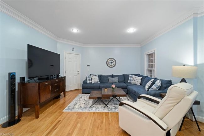 Den | Image 18