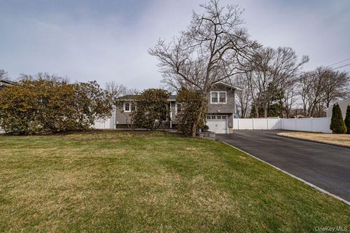 11 Meehan Ln, Coram, NY, 11727-3033 | Card Image
