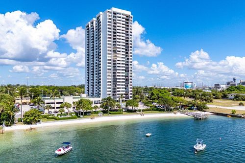 ph109-5600 N Flagler Dr, West Palm Beach, FL, 33407-2648 | Card Image