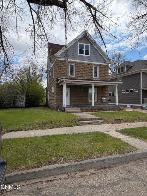 18 1st St Ne, Crosby, ND, 58730-3077 | Card Image