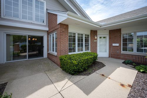 8707 Westlake Dr, Greendale, WI, 53129-1074 | Card Image