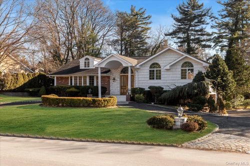 200 Hummingbird Dr, Roslyn, NY, 11576-2506 | Card Image