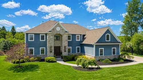 W294N6391 Wallschlager Way, Hartland, WI, 53029-9417 | Card Image