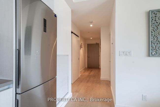 1012 - 111 Bathurst St, Condo with 2 bedrooms, 2 bathrooms and null parking in Toronto ON | Image 4