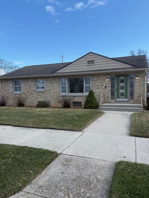 335 Geele Ave, Sheboygan, WI, 53083-5061 | Card Image