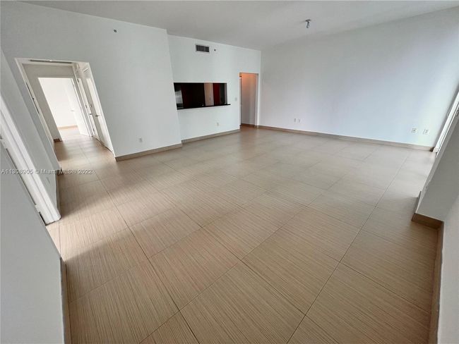 APT-3921 - 31 Se 5 Th St, Condo with 3 bedrooms, 3 bathrooms and null parking in Miami FL | Image 6