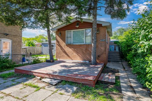 3924 W Greenleaf Ave, Lincolnwood, IL, 60712-2526 | Card Image