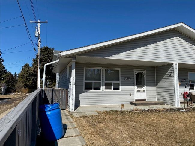 4918 54 Avenue, Home with 3 bedrooms, 2 bathrooms and 2 parking in Olds AB | Image 2