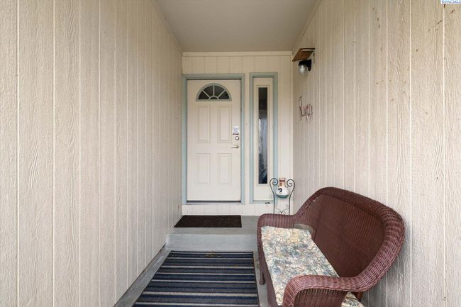 73805 N Demoss Rd, Home with 3 bedrooms, 3 bathrooms and null parking in Benton City WA | Image 4