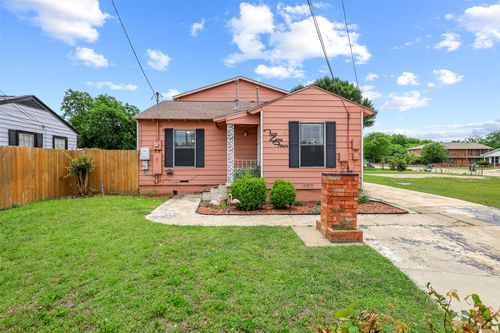 204 E Avenue D, Garland, TX, 75040-7304 | Card Image