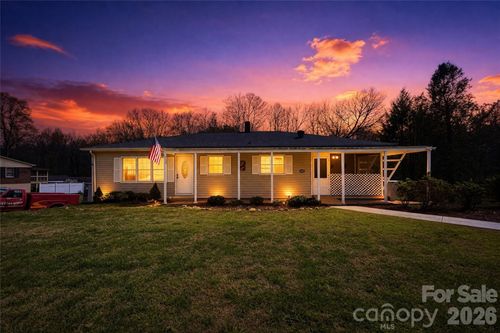 848 Meadowood Dr Ne, Lenoir, NC, 28645-3724 | Card Image