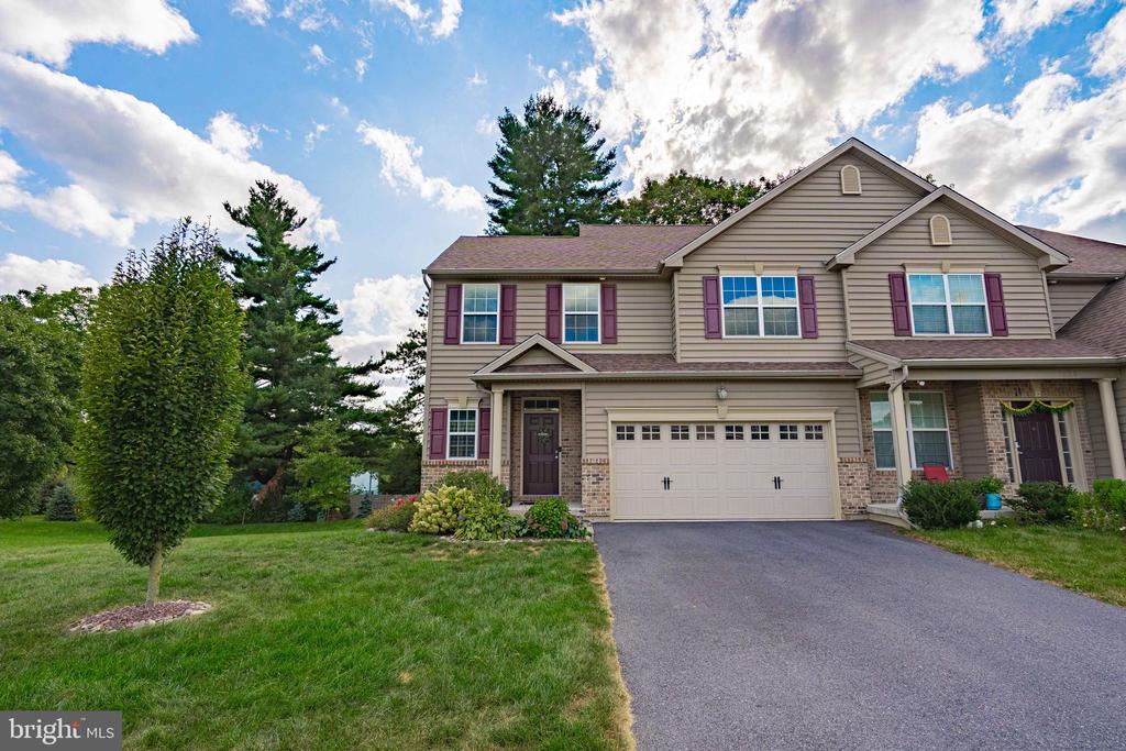 Spring White Dr, Breinigsville, PA 18031