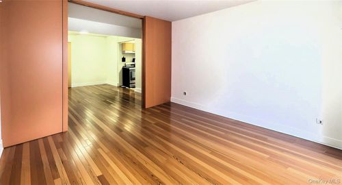 1s-9011 35th Ave, Jackson Heights, NY, 11372-5804 | Card Image