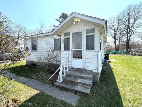18318 Deering St, Livonia, MI, 48152-3708 | Card Image