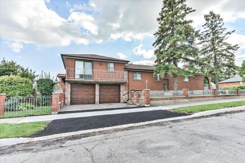 135 Jay St, North York, ON, M6L2M3 | Card Image