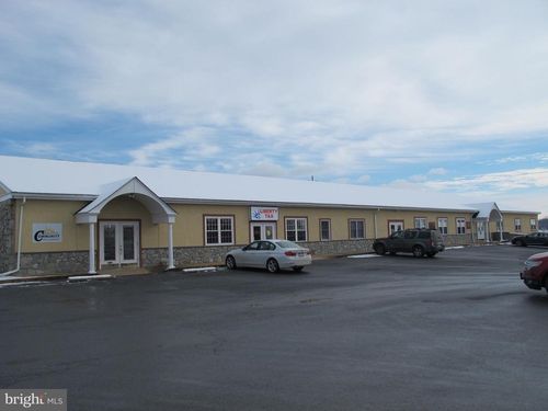 684 W Main St, NEW HOLLAND, PA, 17557-9235 | Card Image
