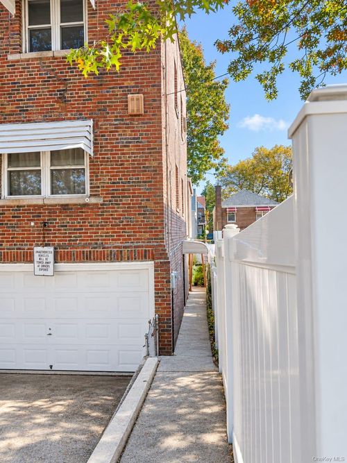 4086 Grace Ave, Bronx, NY, 10466-2210 | Card Image