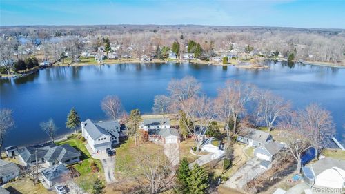 1962 Lake Pointe Dr, Ortonville, MI, 48462-8860 | Card Image
