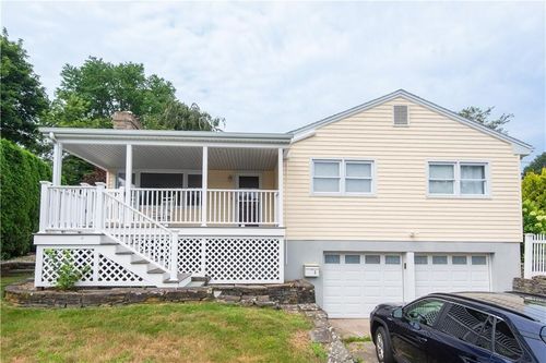 5 Sherri Ln, Middletown, RI, 02842-5411 | Card Image