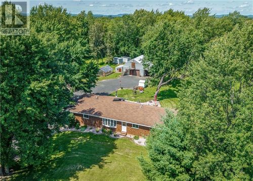2966 Valleyview Rd, Val Caron, ON, P3N1R2 | Card Image