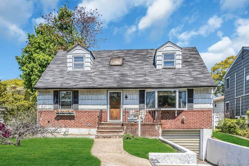325 N Service Rd, Roslyn Heights, NY, 11577-1927 | Card Image