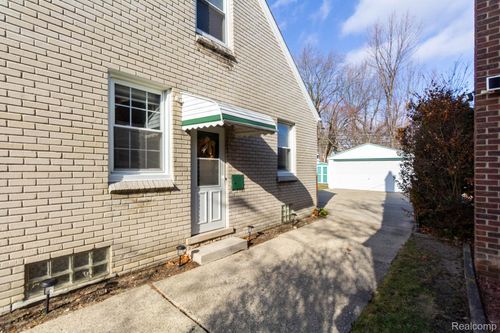 20927 Hawthorne St, Harper Woods, MI, 48225-1133 | Card Image