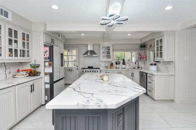 4615 W Walnut St, House other with 5 bedrooms, 4 bathrooms and 2 parking in Pearland TX | Image 12