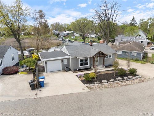 4583 Forest Ave, Waterford, MI, 48328-1115 | Card Image