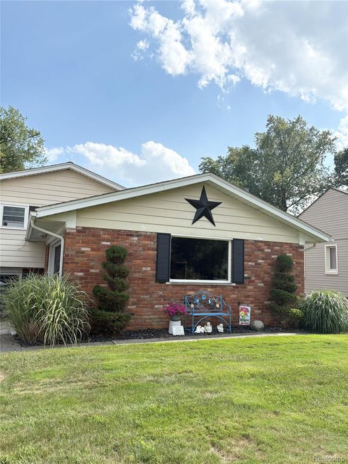 21100 Martin Rd, Saint Clair Shores, MI, 48081-3026 | Card Image
