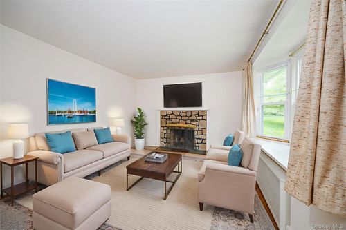 32 N Oakwood Ter, New Paltz, NY, 12561-1135 | Card Image