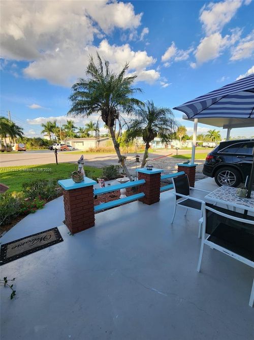 812 Lake Mcgregor Dr, Fort Myers, FL, 33919-6210 | Card Image