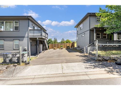 1105 29th St, Hood River, OR, 97031-1584 | Card Image