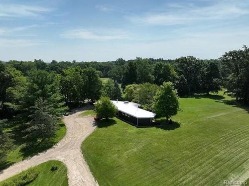 7386 Dean Rd, Fenton, MI, 48430-9044 | Card Image