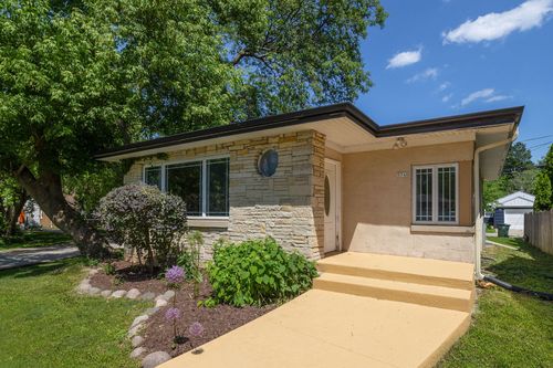 5748 N Sunset Ln, GLENDALE, WI, 53209-4547 | Card Image