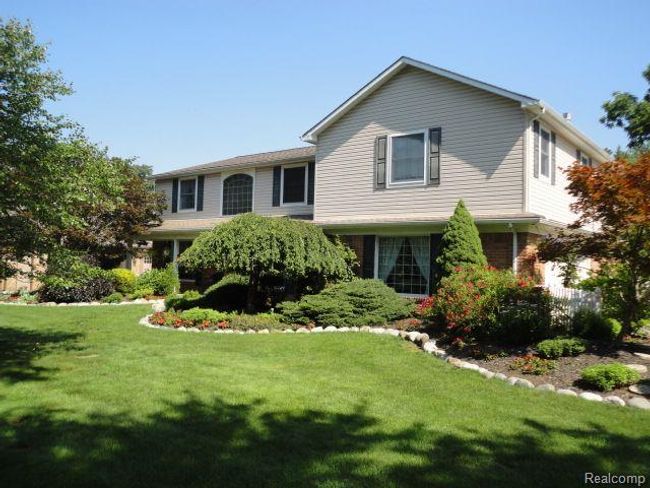 8842 Thorntree Drive, Home with 4 bedrooms, 3 bathrooms and null parking in Grosse Ile Twp MI | Image 2