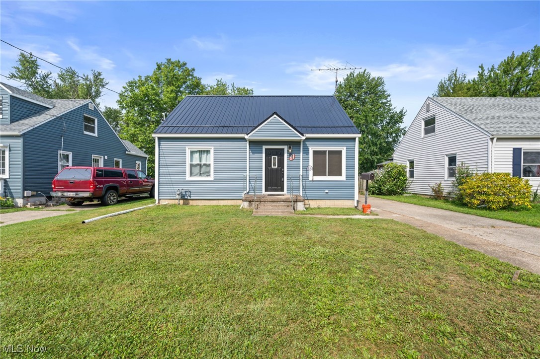 Warwick Dr, Sheffield Lake, OH 44054