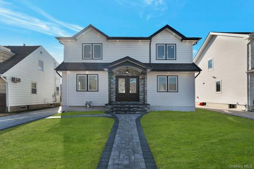 9 Park E, New Hyde Park, NY, 11040-3501 | Card Image